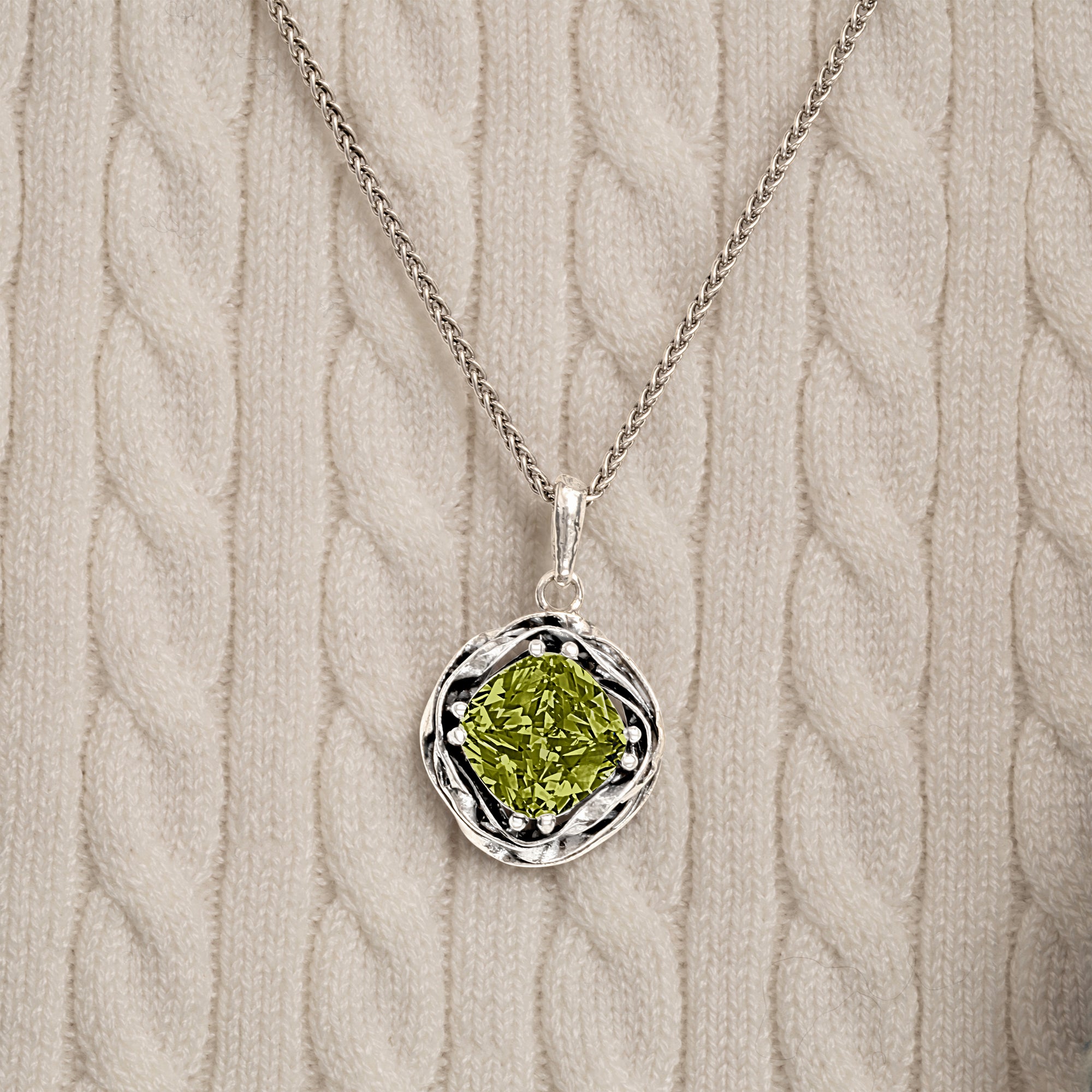 Collana con ciondolo in argento sterling, peridoto e zirconi cubici