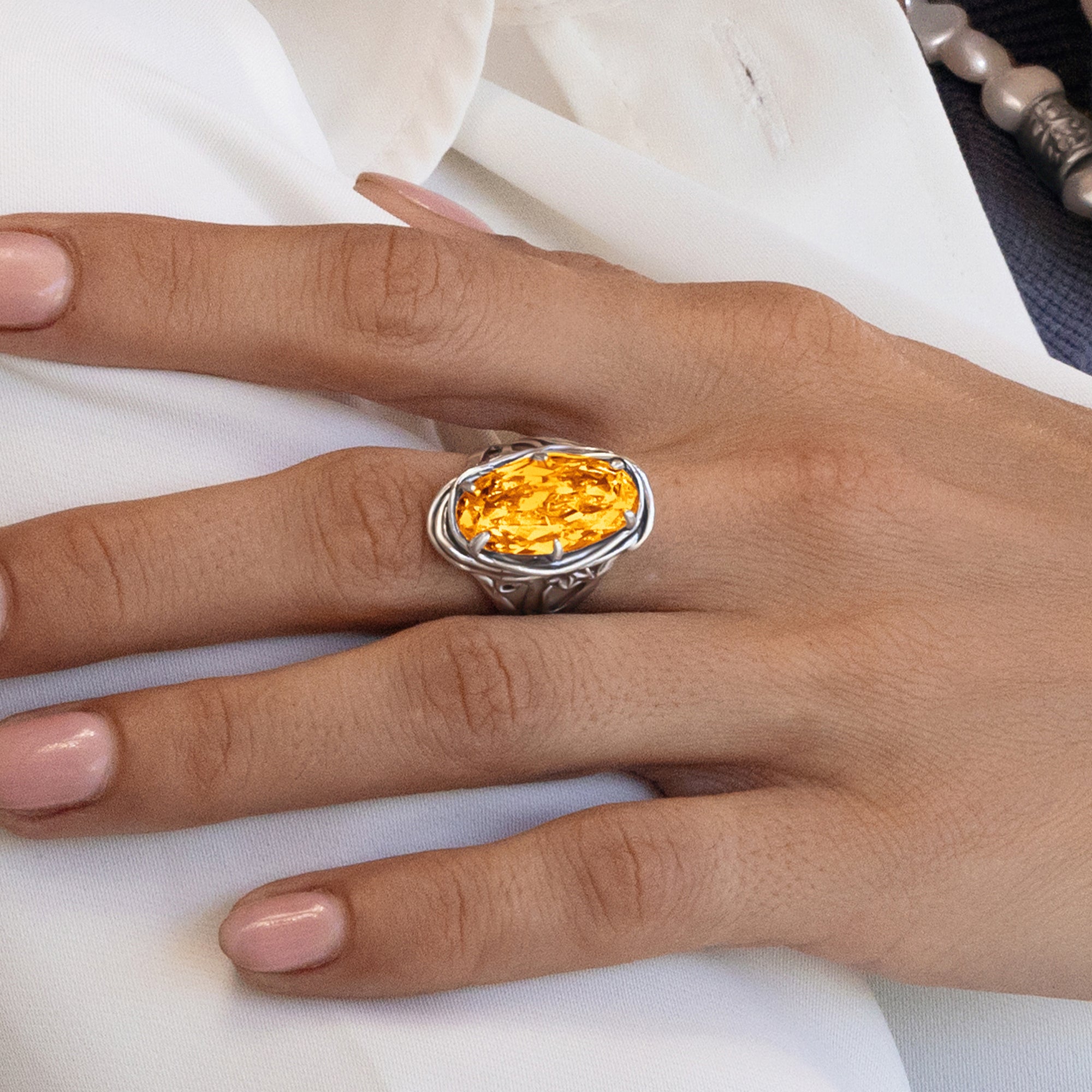 Ovaler Drahtwickelring aus Sterlingsilber mit Zirkonia und Blumenmotiv