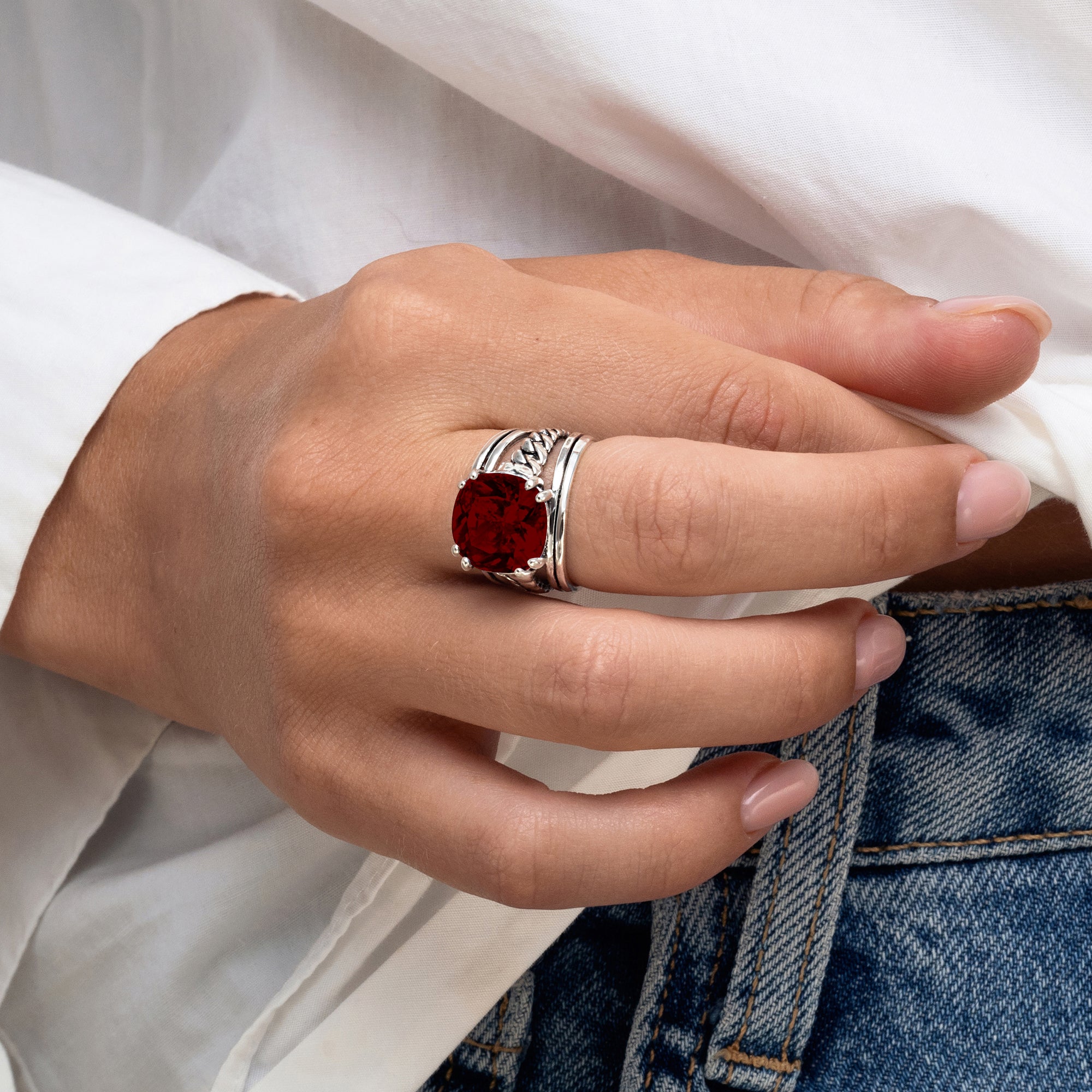 Anello a catena in argento sterling con granato e zirconi cubici