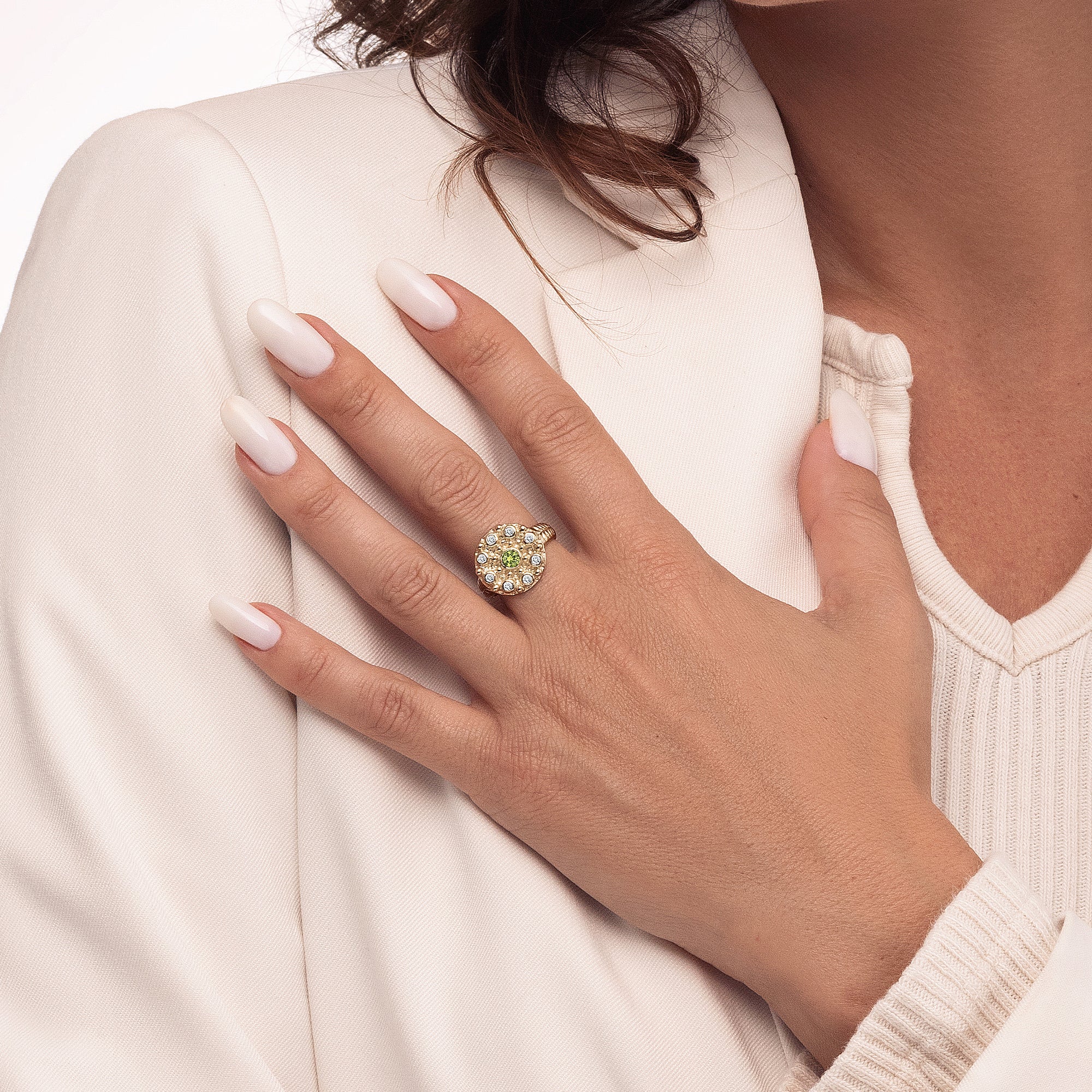 Anello in oro 14K con peridoto e zaffiro bianco