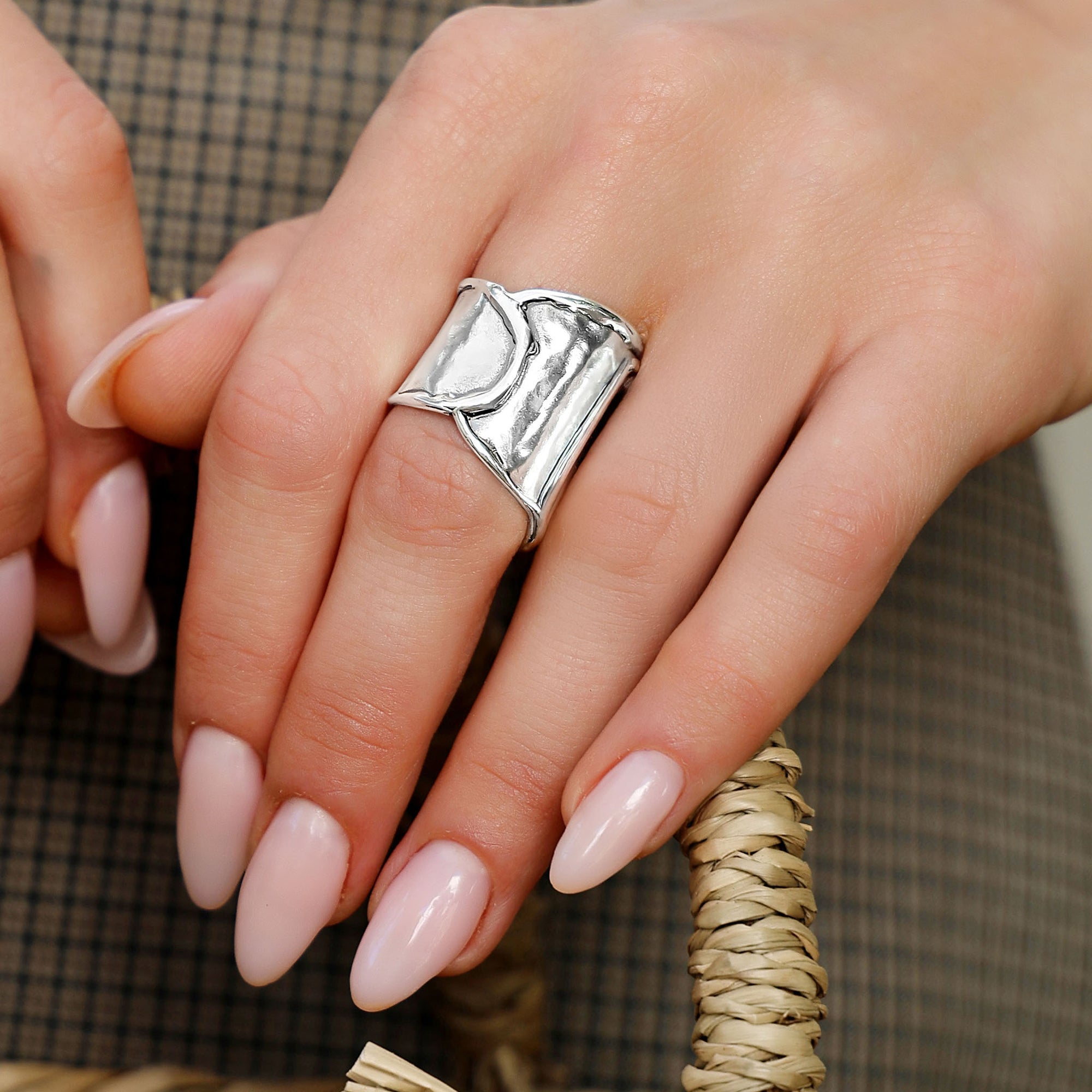 Anello largo in argento sterling martellato