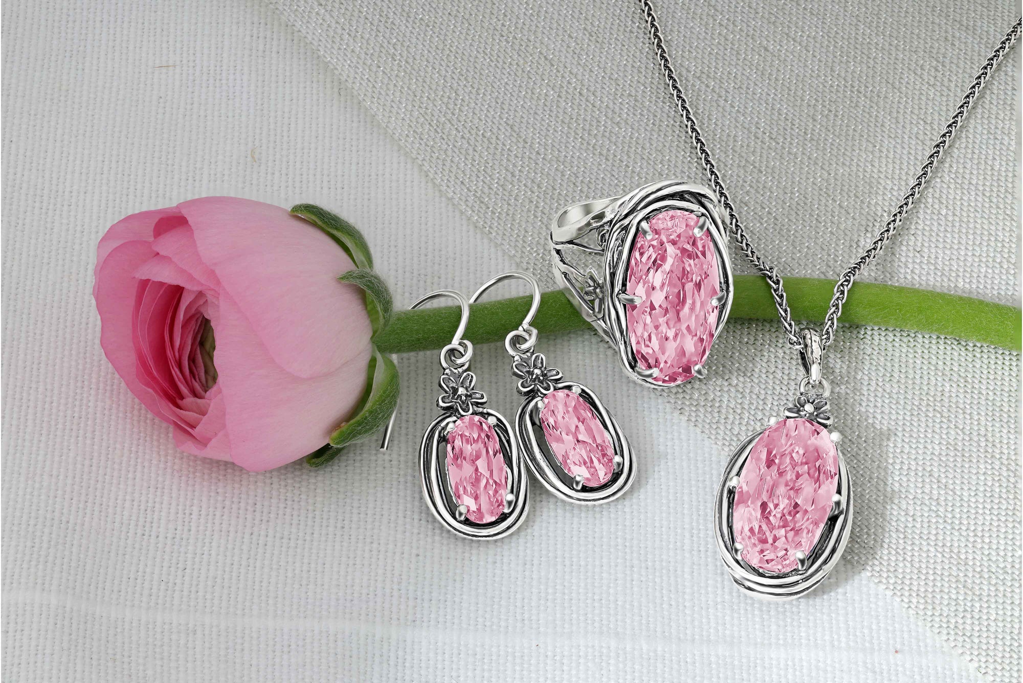 Ovaler Drahtwickelring aus Sterlingsilber mit Zirkonia und Blumenmotiv